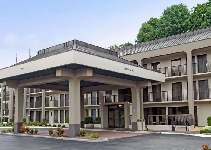 Hotels with pool Baymont By Wyndham Nashville Airport