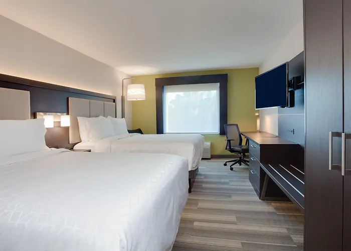 Holiday Inn Express & Suites Airport/Cruise Port By Ihg
