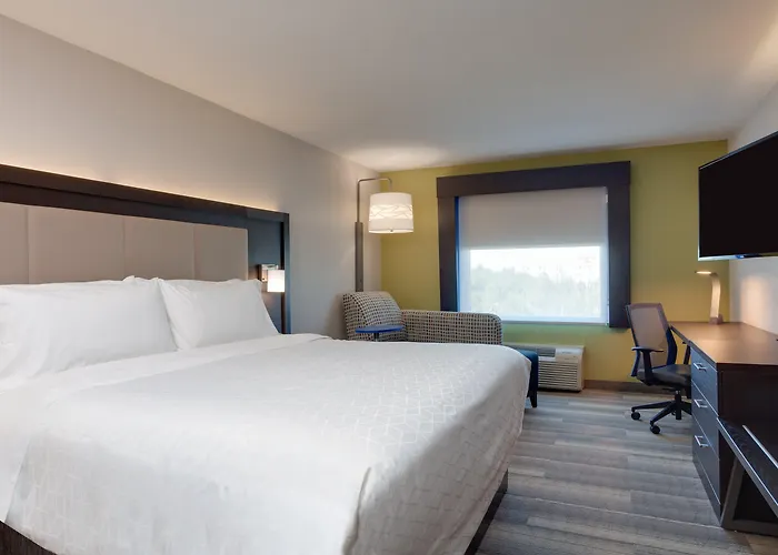 Holiday Inn Express & Suites Airport/Cruise Port By Ihg