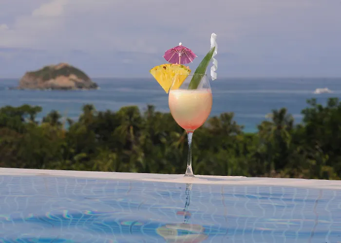 Hotel with pool: El Faro Containers Beach Hotel