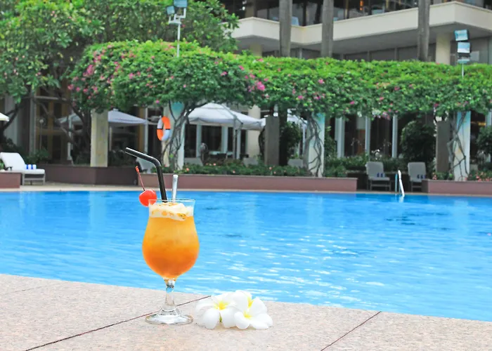 Hotel with pool: Lotte Hotel Saigon
