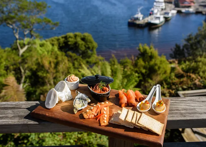 Golf hotel: Strahan Village