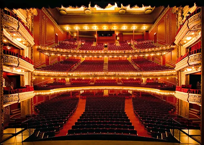 Pet Friendly hotel: Hampton Inn Majestic Chicago Theatre District