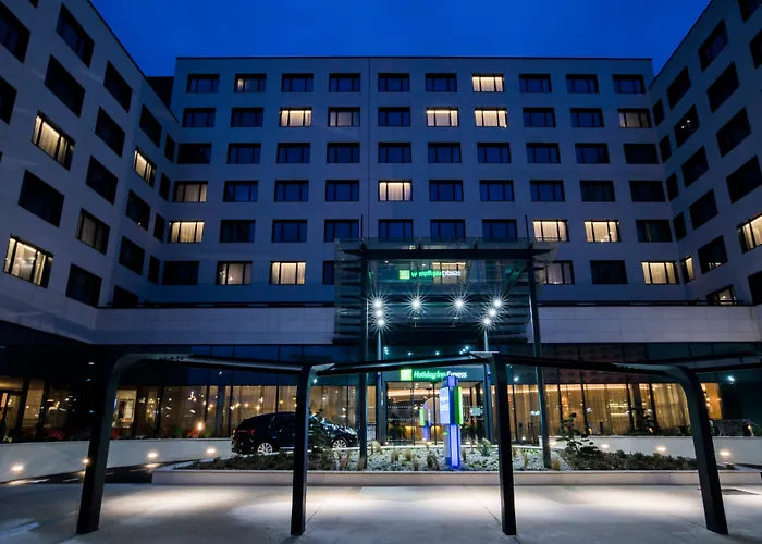 Hotel with view: Holiday Inn Express - Paris - Cdg Airport By Ihg