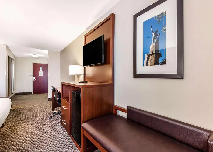 Hotel with pool: Comfort Suites Tuscaloosa Near University