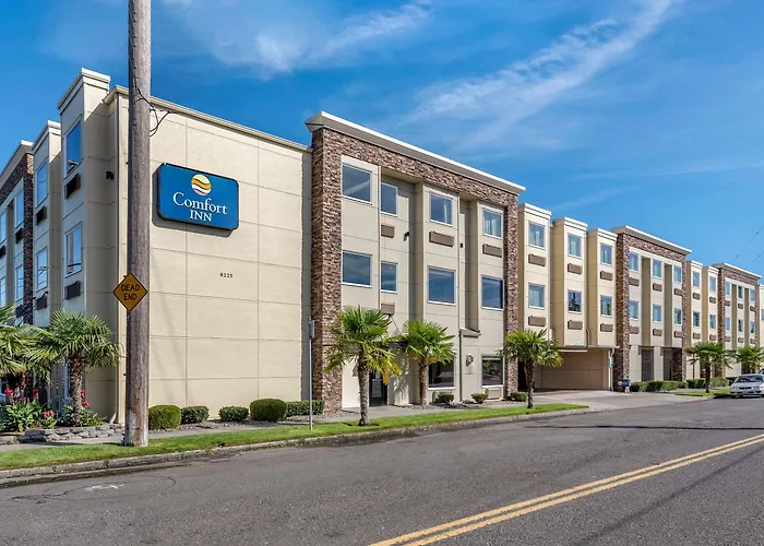 Hotel with pool: Comfort Inn Portland Near I-84 And I-205