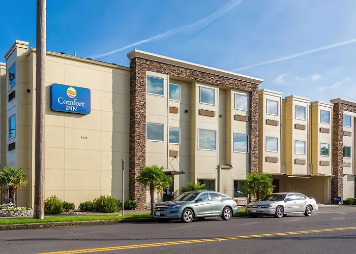 Hotel with pool: Comfort Inn Portland Near I-84 And I-205
