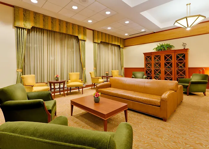 Hotel with pool: Red Lion Hotel Hartford