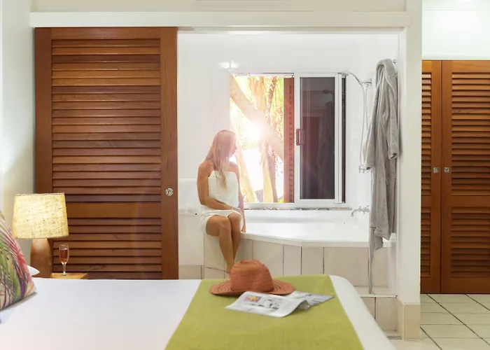 Hot Tub in Room Reef Retreat Palm Cove