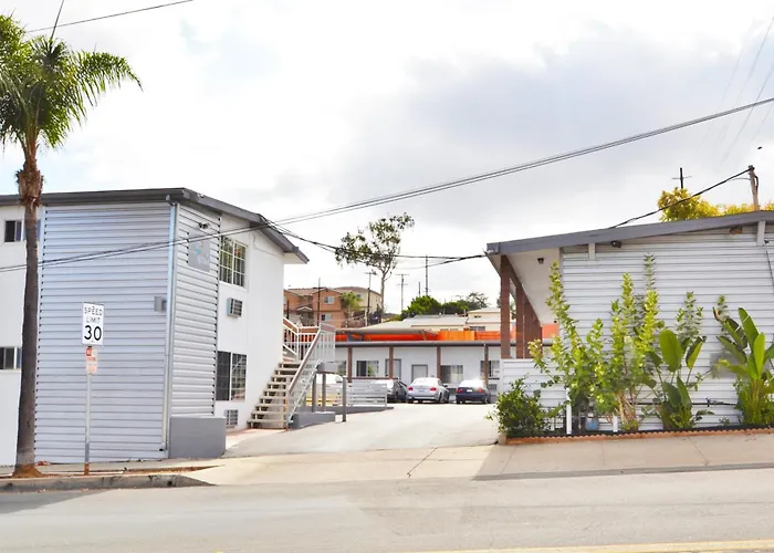 Motel: Lodge At 32Nd