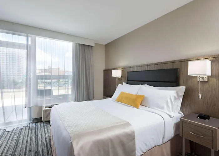 Cheap hotel: Wyndham Garden Laguardia South