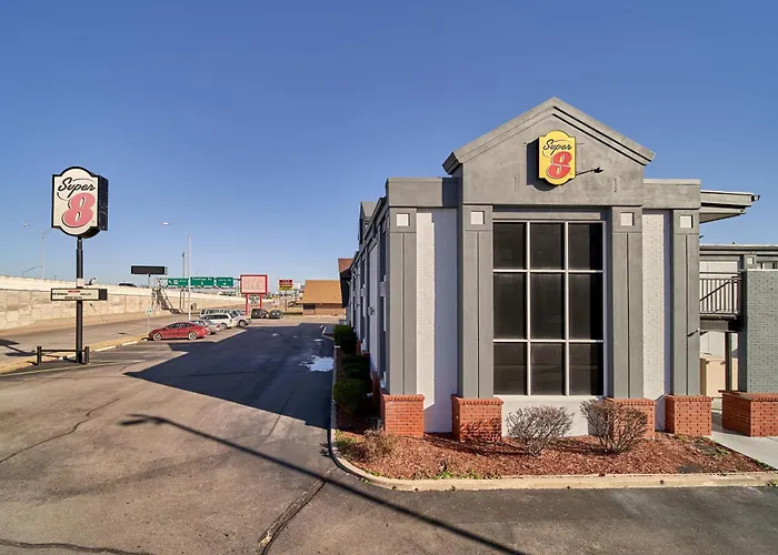 Motel: Super 8 By Wyndham Wichita Airport West Kellogg