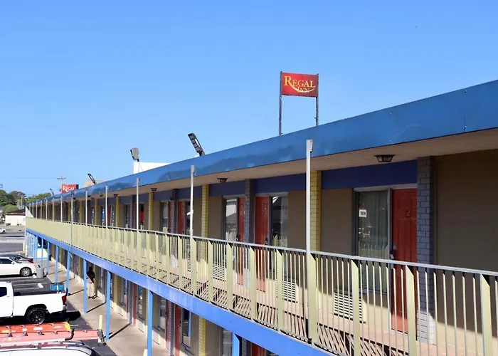 Motel: Regal Inn
