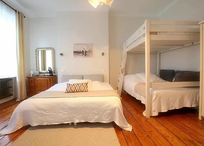 Hotel pres du College: -- La main à la pâte --