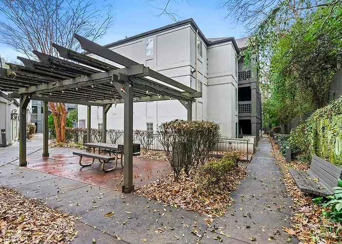 Hotel near College: Quality Suites Atlanta Buckhead Village North