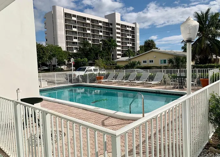 Hotel near College: Bayview Regency Apartments By Lowkl