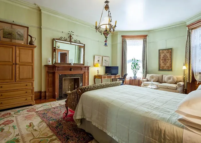  Manhattan Guest Suites