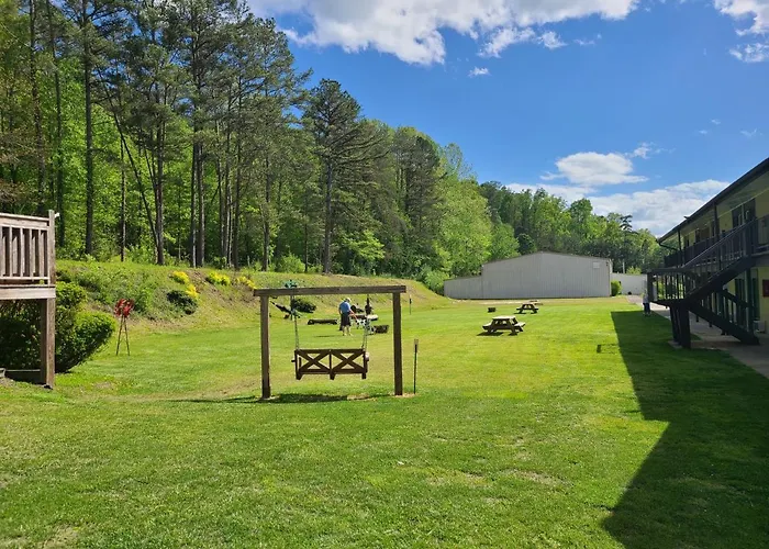 Pet Friendly hotel: Blue Sky Inn: Pet-Friendly Oasis with Renovated Rooms