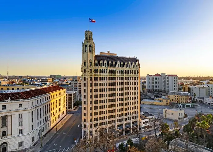 Hotel central: The Emily Morgan Hotel - A Doubletree By Hilton