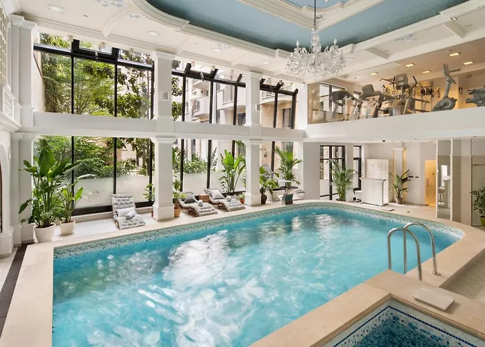 Hotel Jacuzzi: Queen'S Court Hotel & Residence