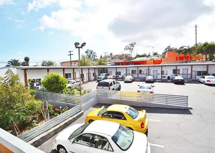 Motel: Lodge At 32Nd