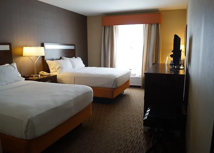 Airport Hotel: Holiday Inn Express Hotel & Suites Watertown - Thousand Islands By Ihg