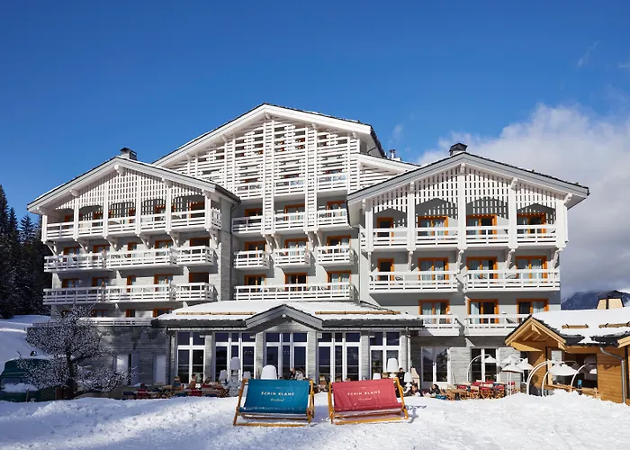 Hotel with pool: Ecrin Blanc Resort Courchevel - Aquapark