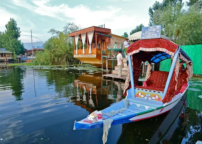 Green View Group Of Houseboats