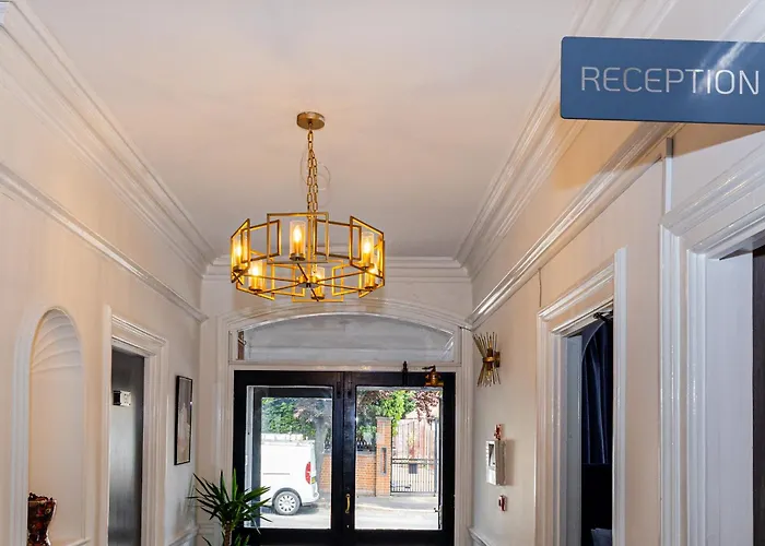 Cheap hotels Woodford