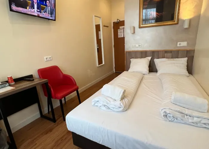 Hotel near College: Dam Hotel