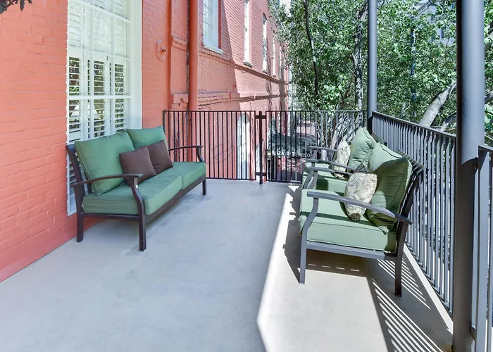 Hotel with view: Plaza Suites Downtown New Orleans