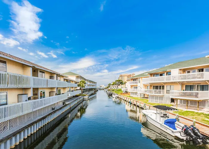 Beach hotel: ​Sandpiper Cove