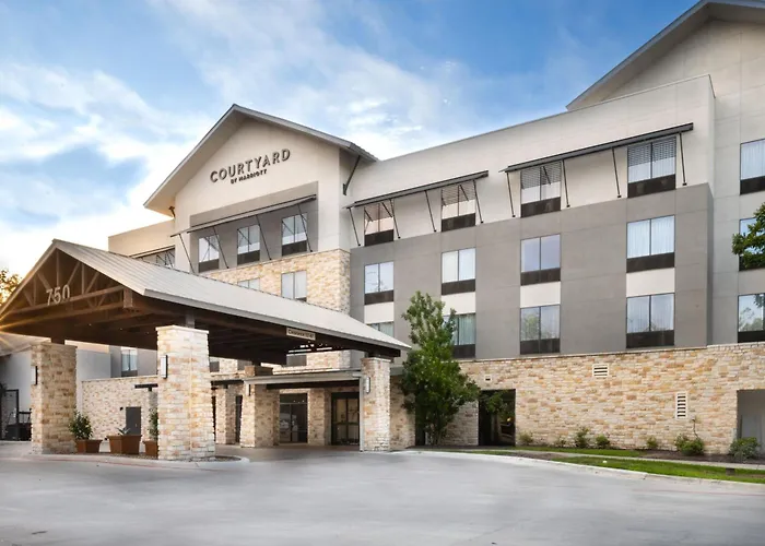 Best New Braunfels Hotels For Families with parking