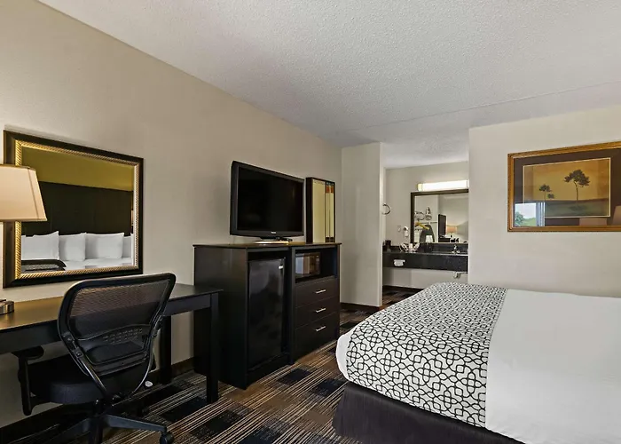 Motel: Best Western Windsor Suites
