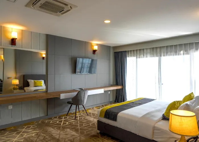 Manhattan Business Hotel, Male