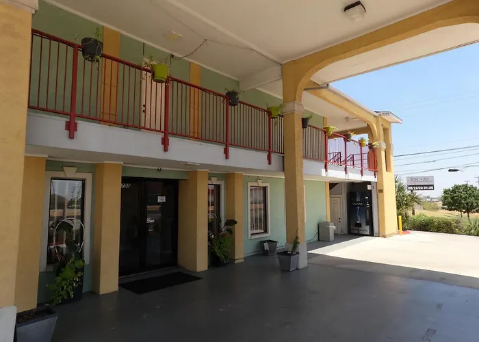 Motel: Econo Lodge Inn & Suites San Antonio Near Frost Bank Center