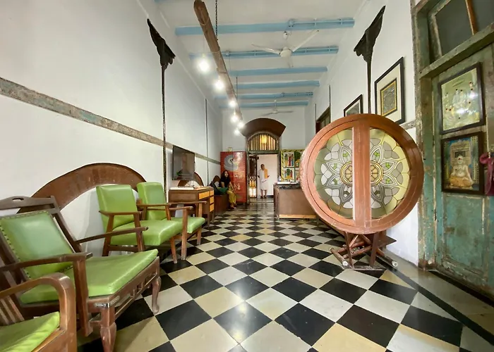 Hostel Vasantashram Cst Mumbai, Free Wifi With 1940S Retro Vibe