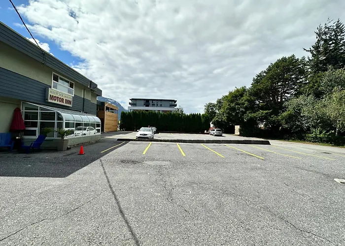 Central hotel: August Jack Inn