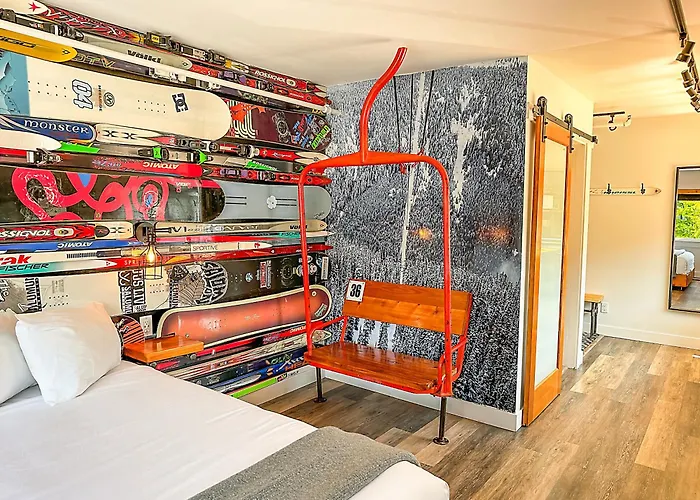 Central hotel: Crash Hotel Squamish