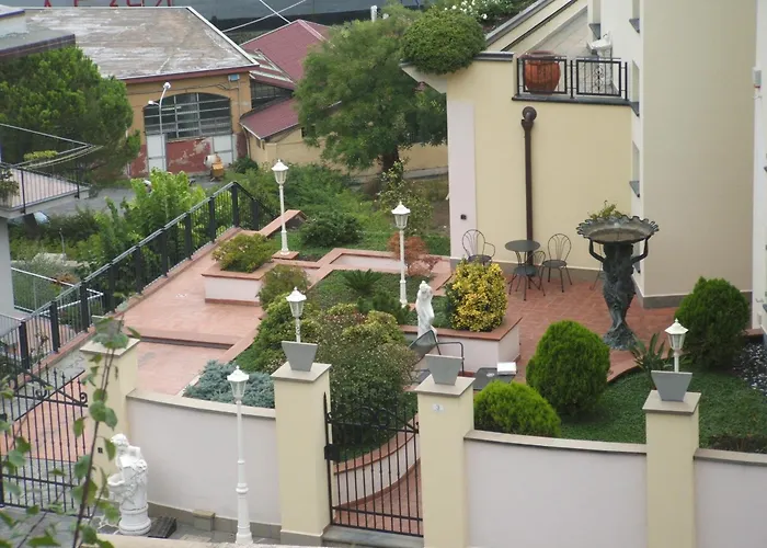 Hotel con piscina: Villa Nina