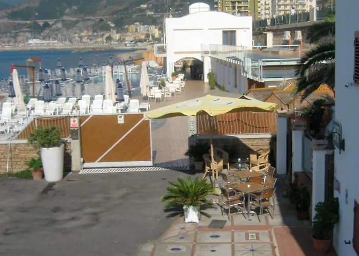 Beach Hotel 14Leoni B&B