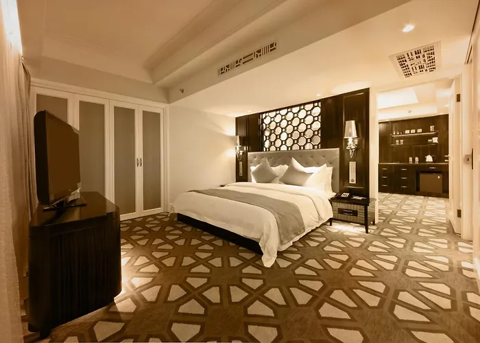 Luxury hotel only: Paramount Gallery Hotel
