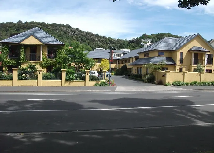 Alhambra Oaks Motor Lodge