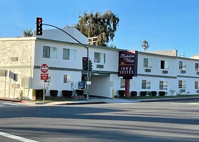 Hotel near College: Manhattan Inn & Suites