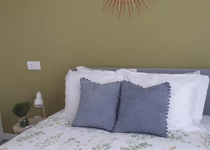 Alojamento com o café da manhã Apenas: 100 Contos