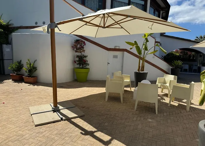 Hotel sulla spiaggia: Il Caimano B&B, con piscina dall'11 Luglio al 31 Agosto