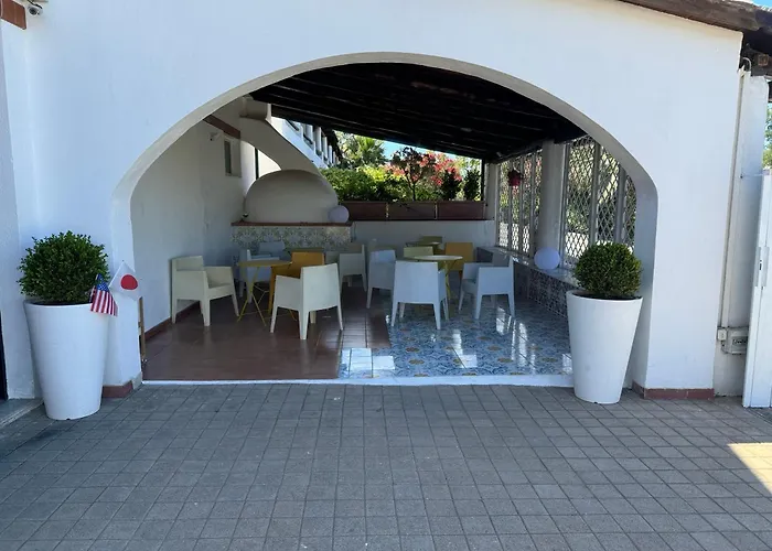 Hotel sulla spiaggia: Il Caimano B&B, con piscina dall'11 Luglio al 31 Agosto