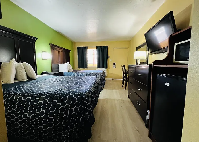 Hotel near College: Cedar Lodge