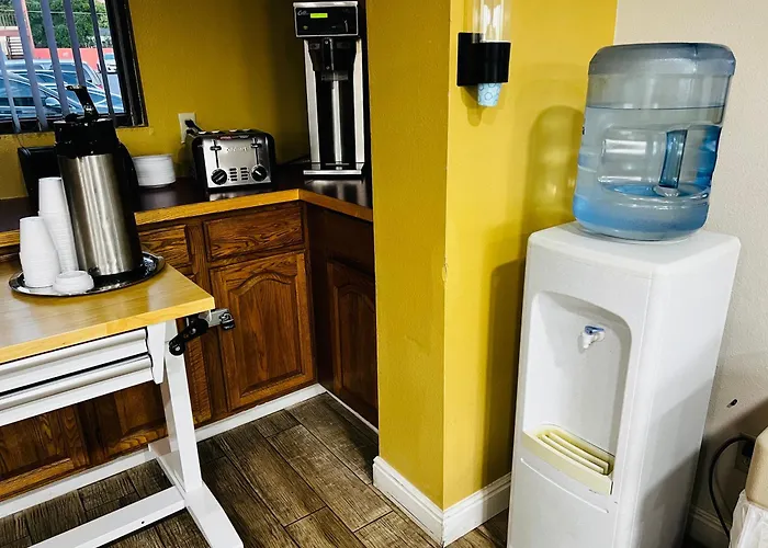 Hotel near College: Cedar Lodge