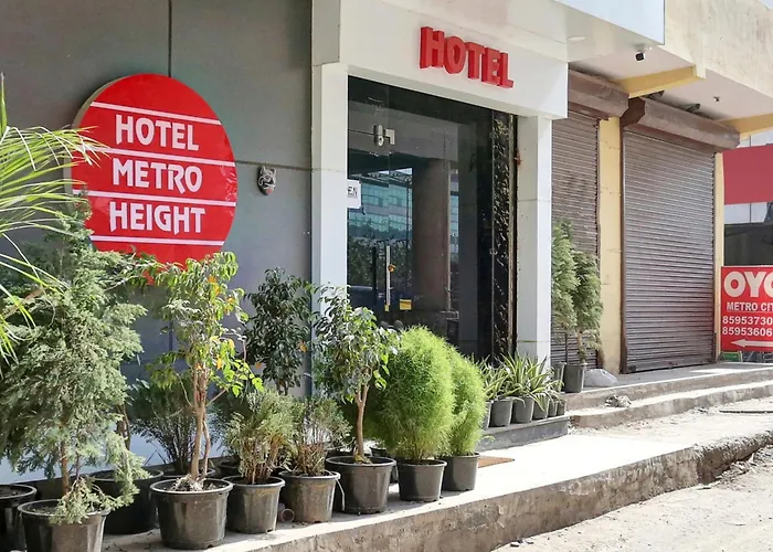 Self catering: Hotel O Metro Height'S Near Nangloi Railway Metro Station